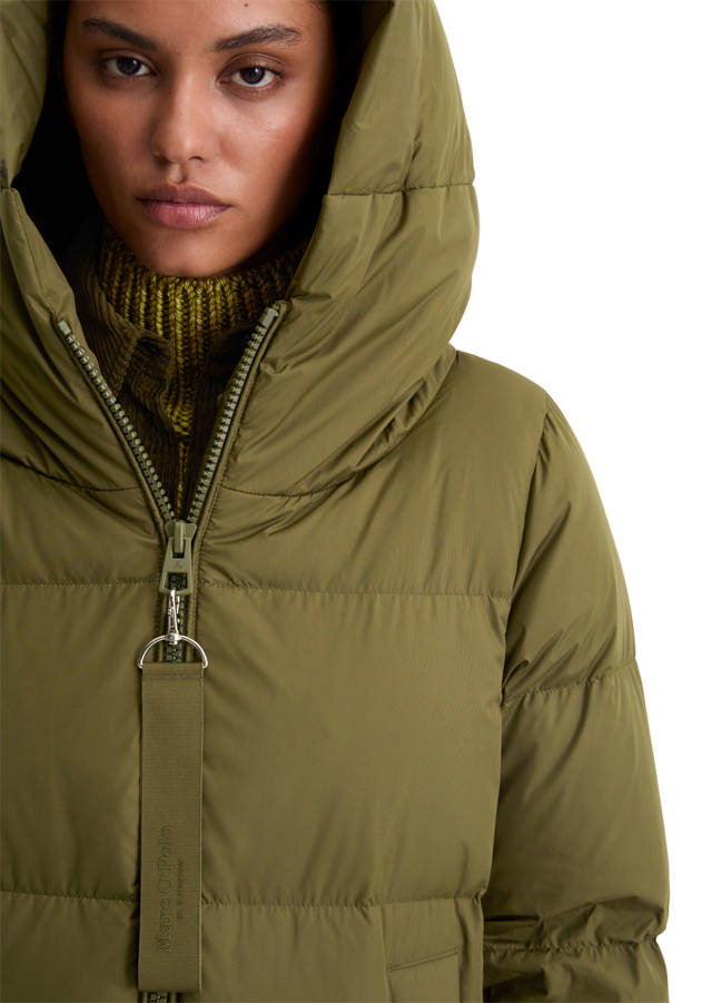 Dúnkápa (RDS) með hettu og axlaböndum