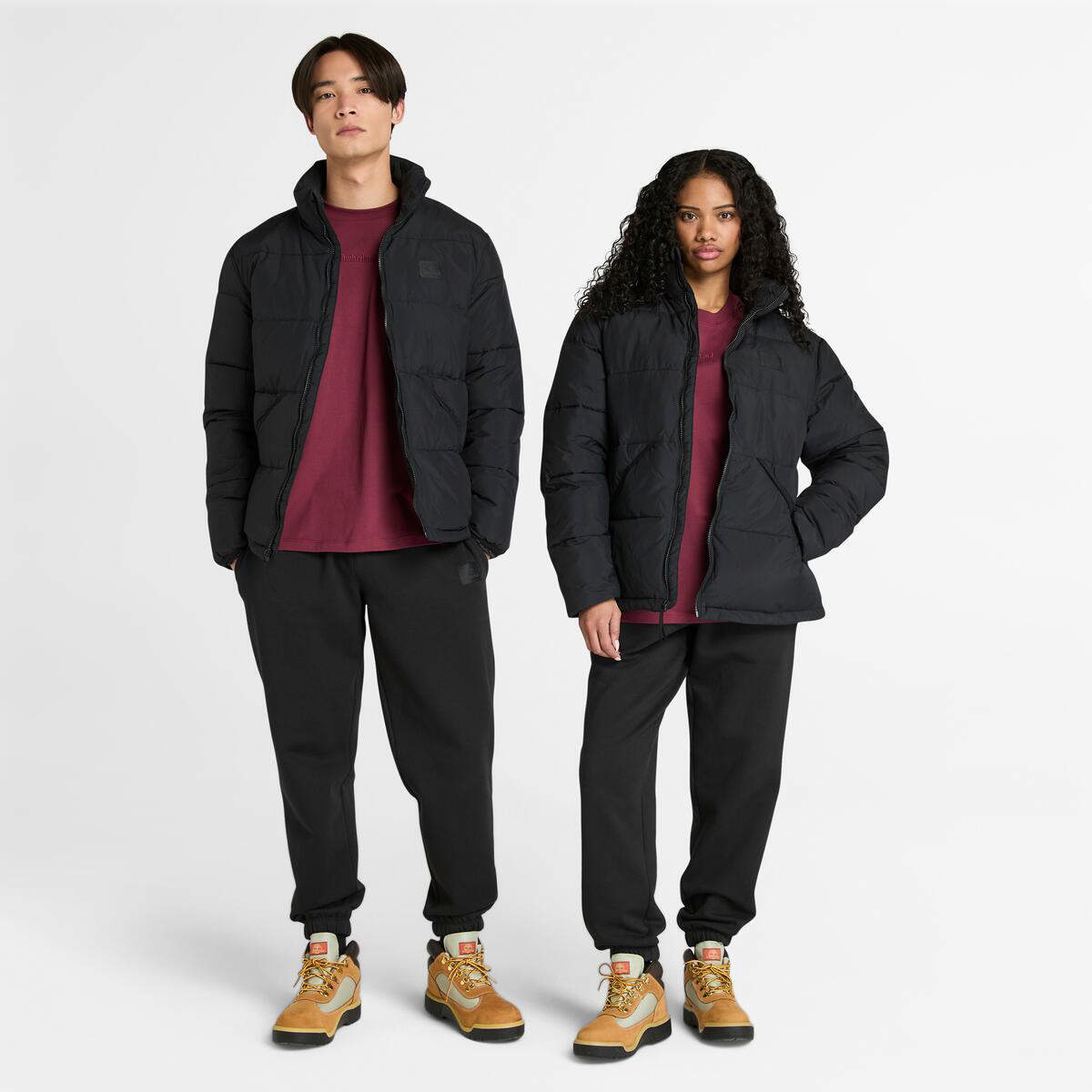 Svört puffer-úlpa með sílikonmerki